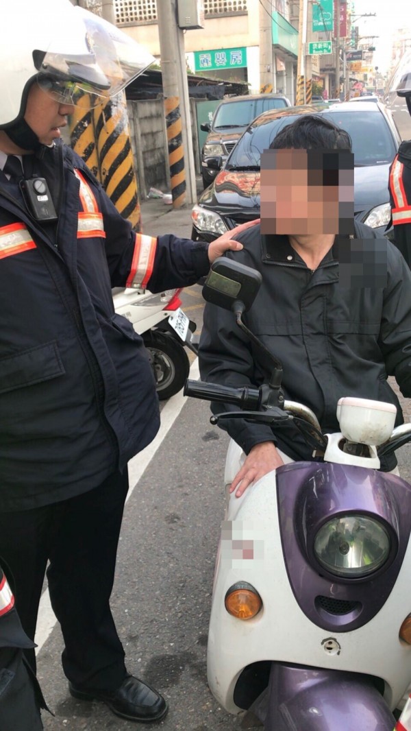 邱男因酒後騎乘電動車闖紅燈，被員警攔查酒測值達1.13毫克，訊後被移送法辦。（記者黃淑莉翻攝）