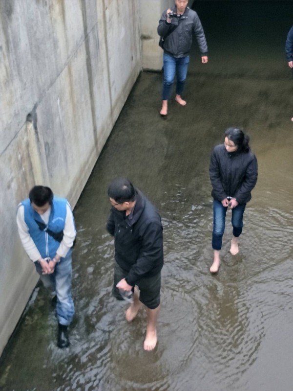 林姓男子(左一)與向姓女友(右)藏身下水道,被苗栗憲兵隊逮捕。(記者張勳騰翻攝)