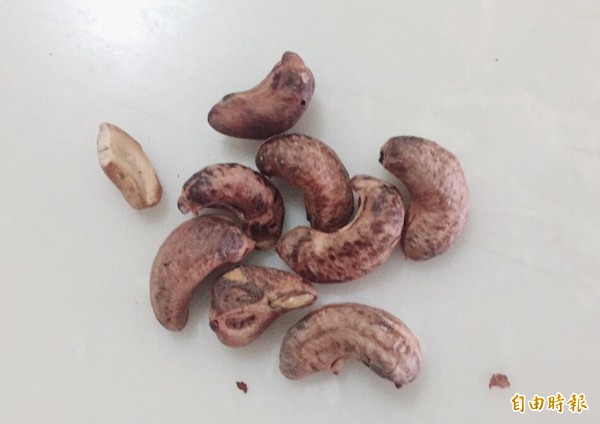 春節人氣零嘴之一的堅果類食物,不僅老少咸宜還能預防心血管疾病,屏東基督教醫院營養師建議,食用過量反而會讓人發胖,每天最好別超過2湯匙。(記者邱芷柔攝)