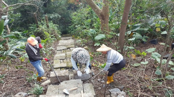 古坑永光村民自力救濟修補登山步道破損石階。（記者黃淑莉翻攝）