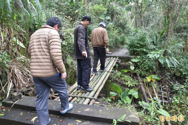 村民搭建的竹橋相當穩固。（記者黃淑莉攝）