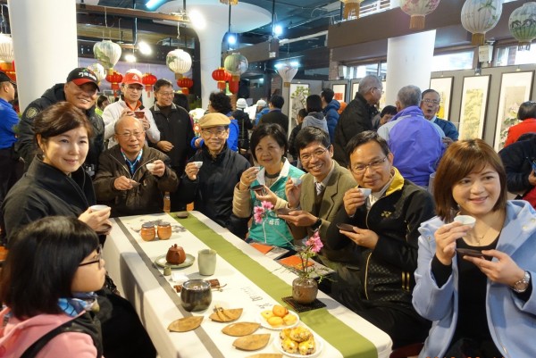 現場邀請茶藝大師，泡好茶讓來賓享用。（台中市政府提供）