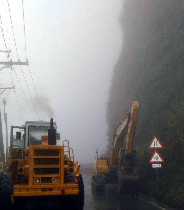 南投縣信義鄉台21線新中橫公路坍方的望高路段，今因濃霧致搶通工作受影響。（記者謝介裕翻攝）