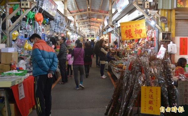 大里國光花市除買花，還有藝品、盆栽、雅石等商店可逛。（記者陳建志攝）