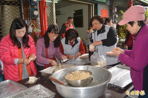 台中市大屯區成長協會今天舉辦吃元寶賀新春活動，志工合力包了3千顆水餃和社區民眾同樂。（記者陳建志攝）