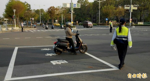 因應春節交通壅塞，高市警局創舉成立「快疏部隊」，機動疏導快速道路、市區道路壅塞狀況，讓叫眾安心返鄉過年、旅遊。（記者黃良傑攝）