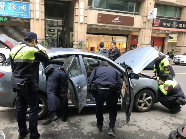 中壢快打警街頭合力追贓車。（記者李容萍翻攝）