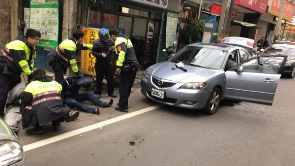 中壢警方出動快打部隊警力在街頭攔截贓車。（記者李容萍翻攝）