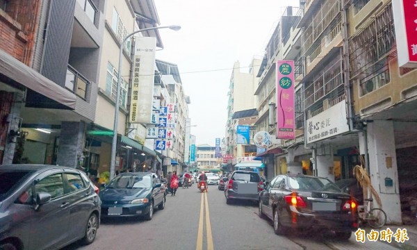 草屯鎮糖果批發店多的青雲街，民眾雙向違規暫停，就交通打結。（記者陳鳳麗攝）