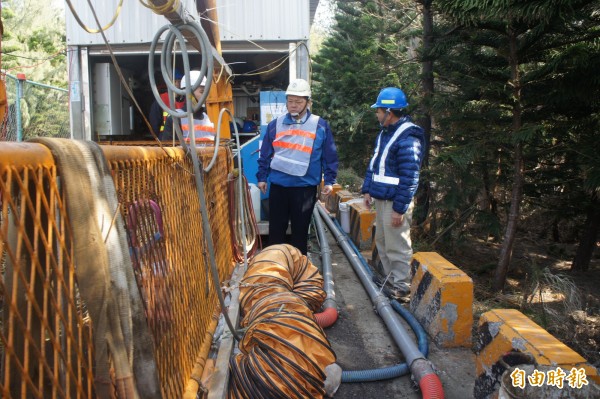 陳光復表示地下污水處理系統為良心建設，對於海洋生態及綠美化成果有幫助。（記者劉禹慶攝）