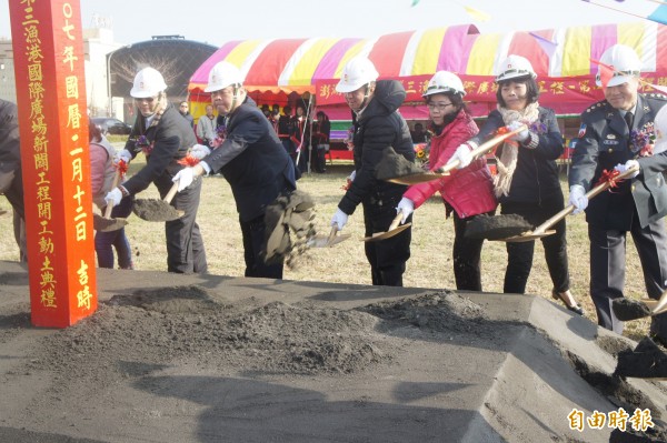 雖然世界最美麗海灣組織年會預算還卡關，但國際廣場動土典禮照常舉行。（記者劉禹慶攝）