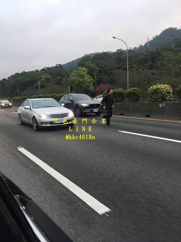 彭姓駕駛為躲警方追緝，竟闖國道攔車。（記者鄭名翔翻攝）