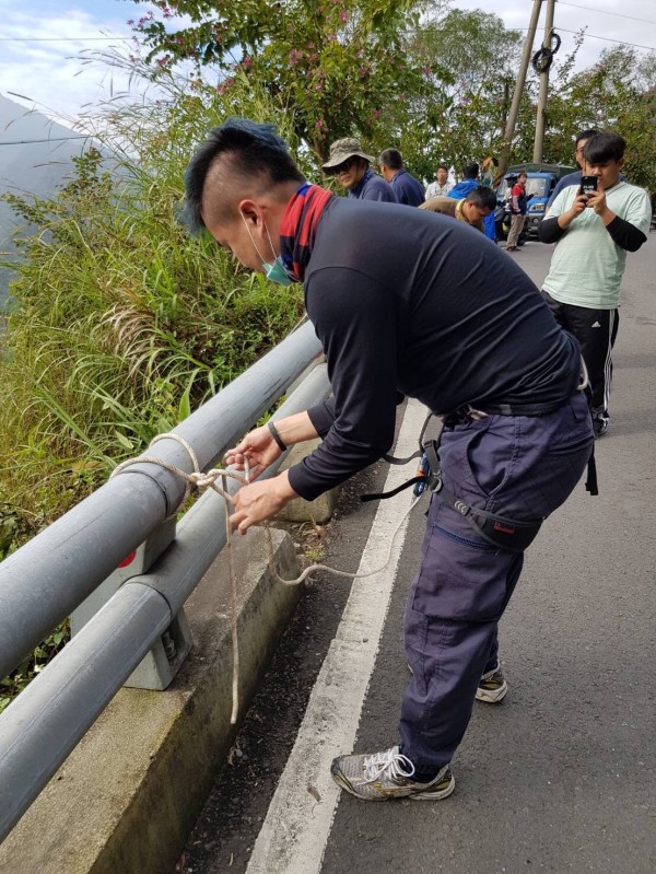 霧台消防隊隊員黃湧捷現場架設繩索執行救援任務。(霧台消防隊提供)