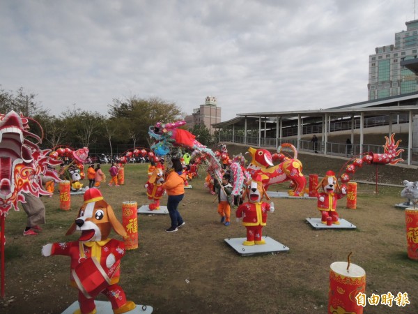 苗栗市公所今年在苗栗火車站後站設置地景裝置藝術，幼兒園小朋友舞龍穿梭其間迎遊子。（記者張勳騰攝）