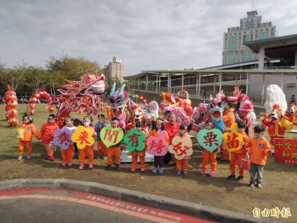 苗栗市爖今年邁入第二十年，苗栗市長邱炳坤（前右五）歡迎全國遊客來共襄盛舉。（記者張勳騰攝）