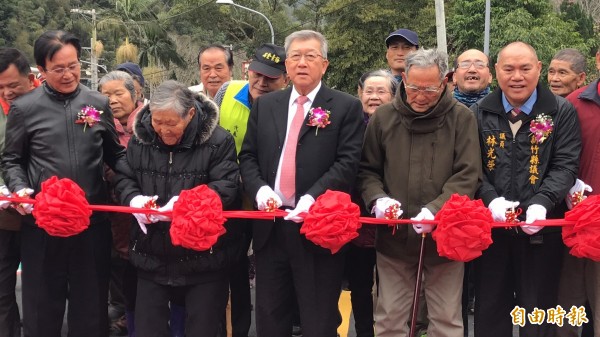 新竹縣尖石鄉長雲天寶（自左而右依序）、95歲阿婆許阿愛、新竹縣長邱鏡淳、87歲阿公朱錦昌、新竹縣議員林光榮共同替新的新樂大橋剪綵，完成通車儀式。（記者黃美珠攝）