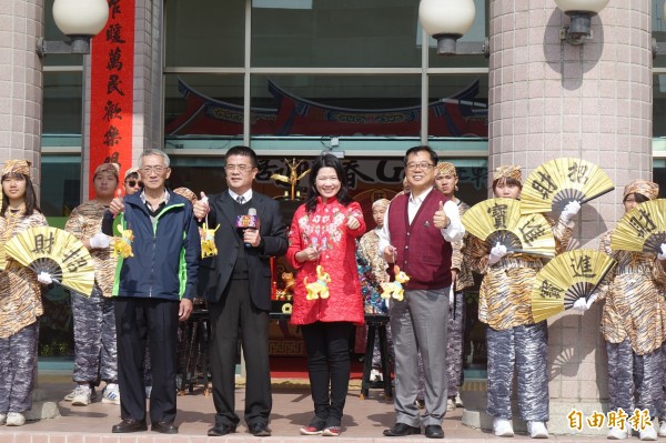 鹿港虎爺陣喜迎春節，鹿港鎮公所小提燈也將限量大方送。（記者劉曉欣攝）