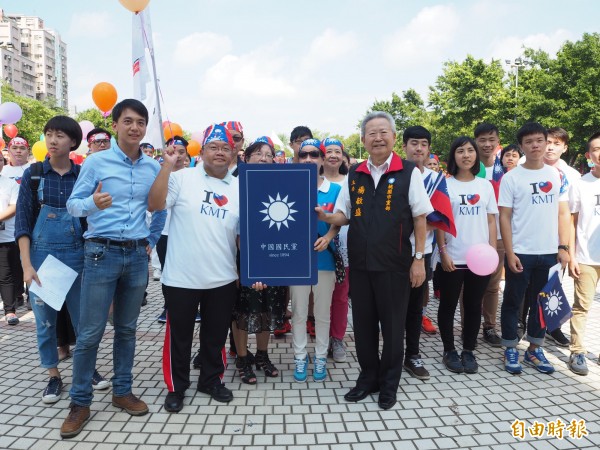 2016年國民黨市黨部舉行黨慶，當時牛煦庭（左二藍衣者）代表青年發表宣言。（記者陳昀攝）