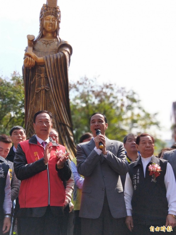 湄洲媽祖神像座落在板橋南門街、文化路一段、府中路口的府中三角公園，新北市長朱立倫、鴻海董事長郭台銘共同開光。（記者何玉華攝）