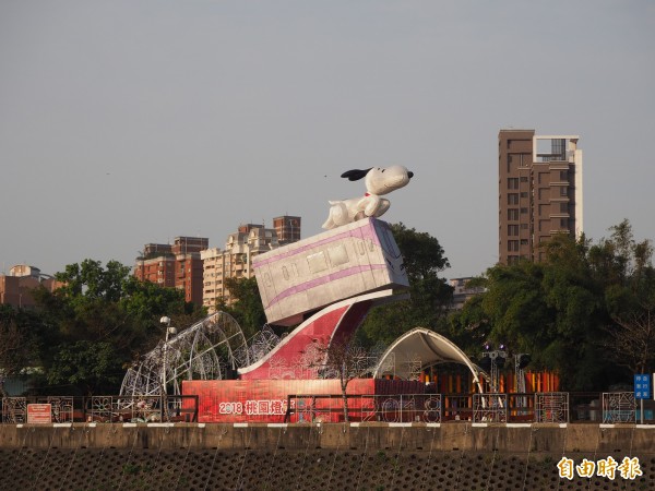 桃園三民公園主燈「史努比在桃園」，史努比趴在機場捷運車廂上，迎著風耳朵揚起的模樣十分可愛。（記者陳昀攝）