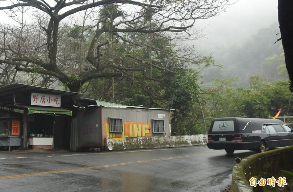 集集野店小吃離火葬場不遠，往來靈車不絕於途，上門用餐成為另類體驗。（記者劉濱銓攝）