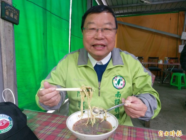 南投縣議員陳昭煜只要跑行程有經過野店，都會點上一碗蚵仔湯麵品嘗。（記者劉濱銓攝）