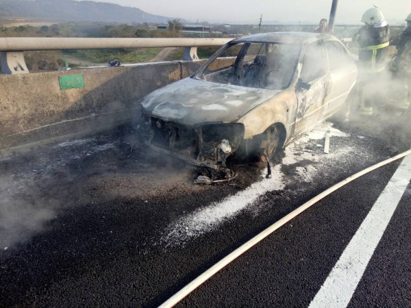 車子從引擎蓋內開始冒火，車前身被燒到只剩骨架。（記者鄭名翔翻攝）