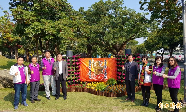 新營太子宮配合月津港燈節活動，在太子爺廟附近打造花海裝置藝術供民眾或香客打卡分享，達1688次以上，善心人士與廟方捐款做愛心。（記者王涵平攝）