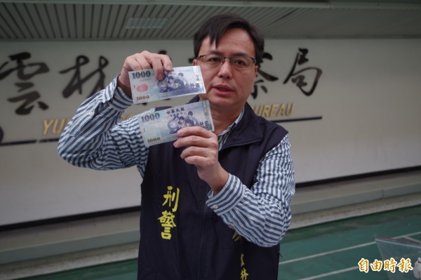 雲林縣刑大二隊長鄭智仁傳授「摸一摸、轉一轉、看一看」防偽鈔口訣,提醒民眾小心偽鈔上身。(記者林國賢攝)