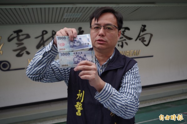 鄭智仁說,真鈔有許多防偽設計是偽鈔集團無法仿造,民眾透過「摸一摸、轉一轉、看一看」等步驟可防收到偽鈔,上方是偽鈔,下方是真鈔。(記者林國賢攝)