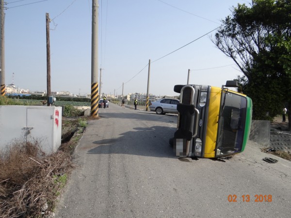 娃娃車被撞到側翻路旁。（記者陳冠備翻攝）