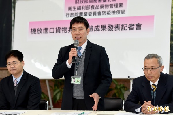 台北關副關務長黃國珍(中)上午宣布,台北關、食藥署與防檢局今天起正式實施機放貨物共同查驗作業,在每天晚間8時至10時機放貨物通關尖峰時段,以「一次查驗,共同完成」方式共同查驗。(記者朱沛雄攝)