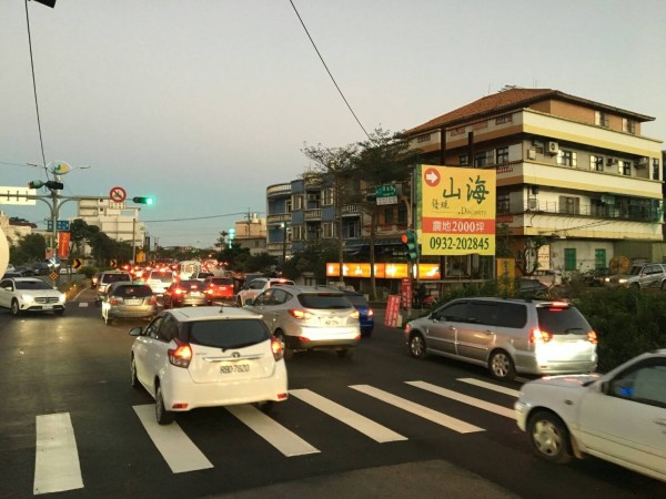 新北市警局金山分局因應過年期間，湧入金山、萬里車潮，提早規畫管制路段，請民眾配合。（記者林嘉東翻攝）