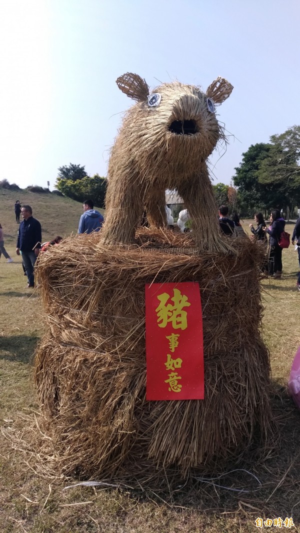 現場佈置「豬事如意」的稻草裝置藝術。（記者廖淑玲攝）