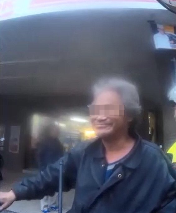 武男見酒測值嚴重超標竟對同行友人高舉右手比YA。(記者許國楨翻攝) 武男見酒測值嚴重超標竟對同行友人高舉右手比YA。(記者許國楨翻攝)