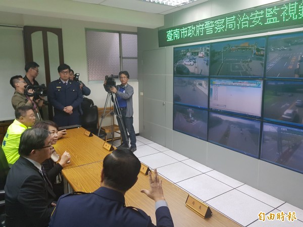 春節將屆,代理台南市長李孟諺今至南市警察局視察雲端治安監視防禦網,對於市警局透過高科技有效提升治安成果,相當讚賞。(記者王涵平攝)