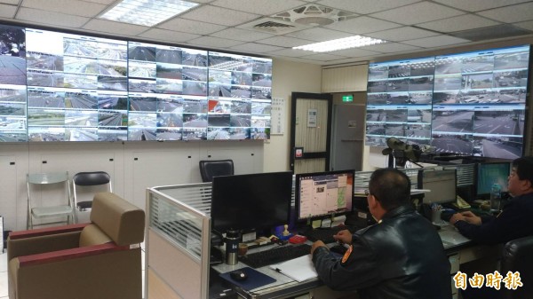 交大勤務中心透過「交通路況電視牆」隨時掌握各路段行車狀況。(記者許國楨攝)