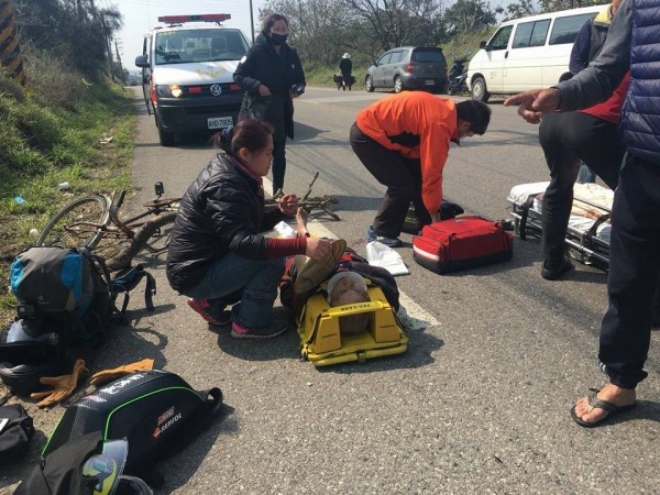 熱心護理師蔡昀蓁在救護車趕到前先緊急照護受傷老翁。（記者鄭名翔翻攝）