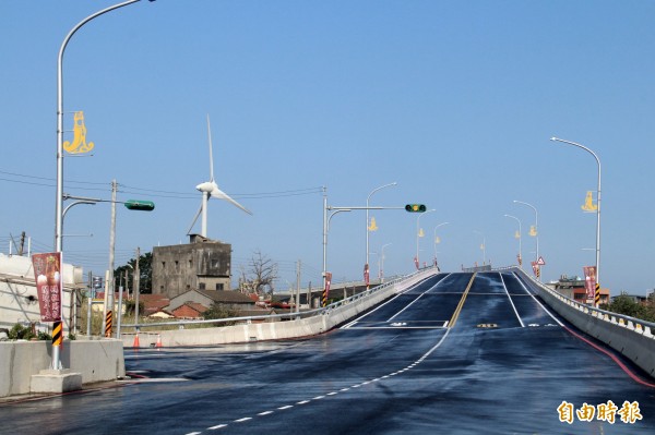 苗栗縣通霄鎮拱天宮聯絡道完工通車，可望紓解前往拱天宮的進香人潮。（記者張勳騰攝）