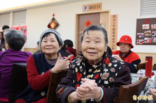 托老中心圍爐，不僅讓長輩們提前過年，還一起玩抽紅包賓果遊戲。（記者邱書昱攝）