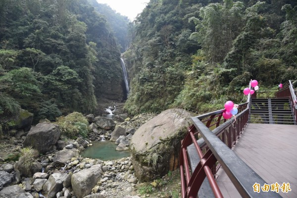 竹山瑞龍瀑布園區步道經過整修後，遊客可在觀景台欣賞瀑布與森林峽谷美景。（記者劉濱銓攝）