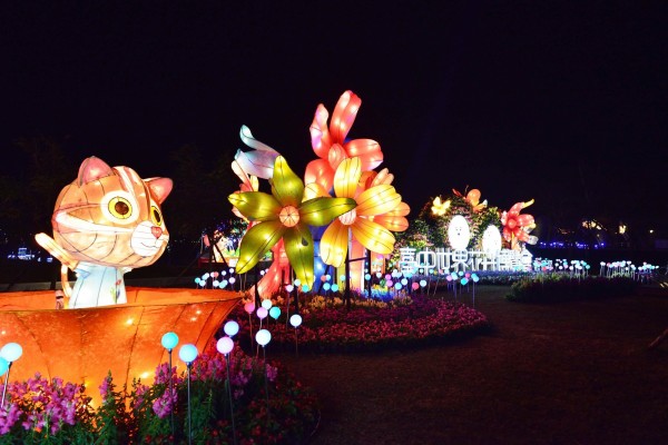 「台中花博燈區」結合石虎及台中著名花卉，十分吸睛。（市府提供）