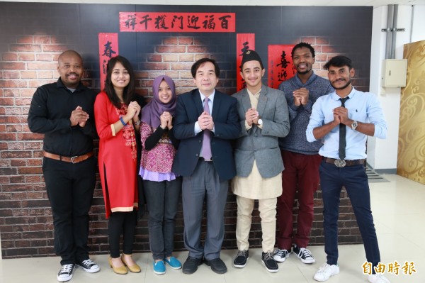 勤益科技大學舉辦春節圍爐活動,邀請外籍學生來體驗台灣過年。(記者蘇金鳳攝)