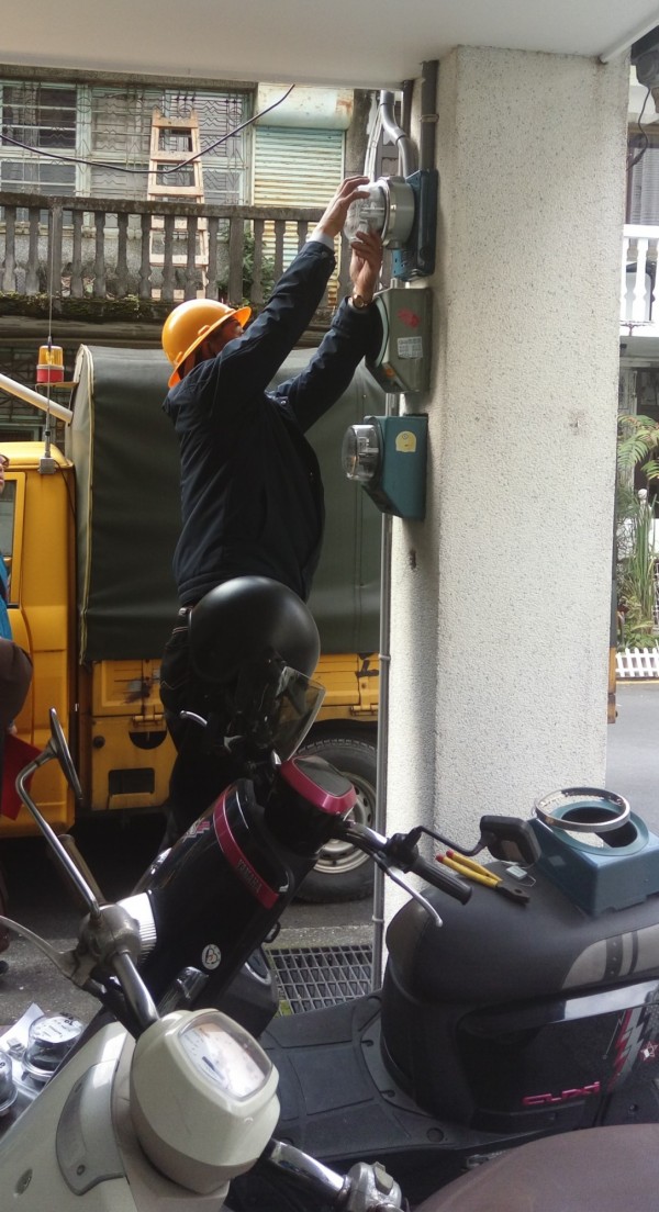 宜縣府對羅東鎮公正路非法旅館祭出斷電鐵腕。（圖由宜蘭縣政府提供）