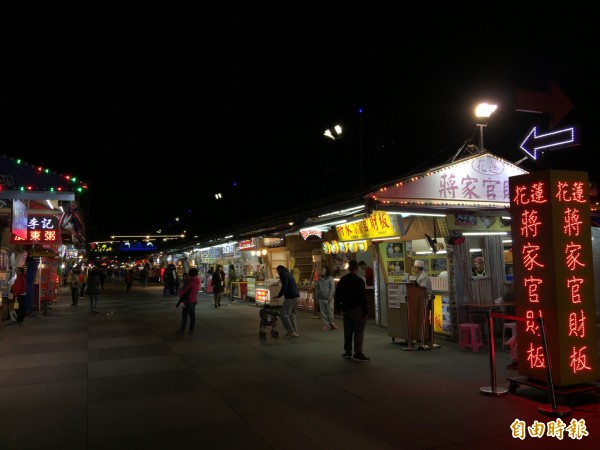 花蓮東大門夜市因地震觀光客銳減，攤商提前準備的食材，若賣不出去恐要自行吸收損失。（記者王峻祺攝）