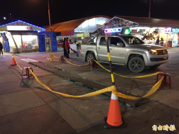 花蓮東大門夜市又受地震影響，不僅街道地板損壞，還停水多日，至今尚未恢復供水。（記者王峻祺攝）