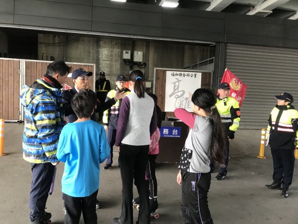 新北市政府警察局永和分局於福和橋下設置「機動派出所」。（記者陳薏云翻攝）