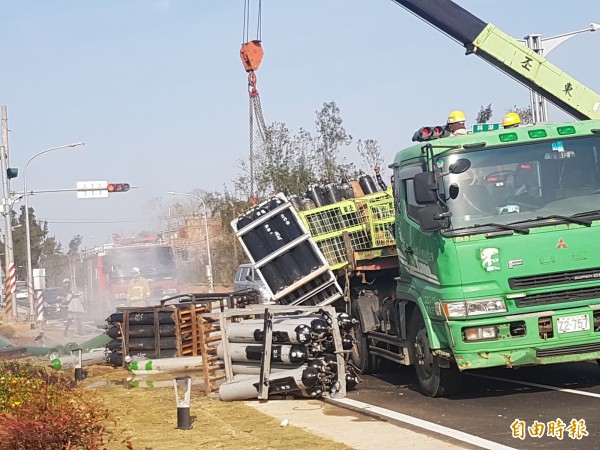 東丕營造出動吊具將甩落地上鋼瓶吊起。（記者吳正庭攝）