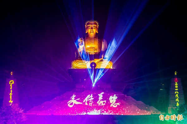 佛光山今年謹以星雲大師「忠義傳家」為主題,祝福大家新年快樂。(記者張忠義攝)