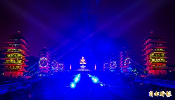 佛光山「光照大千3D光雕祈福會」今晚試燈,光影瞬息萬變。(記者張忠義攝)
